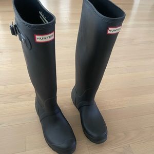 LIKE NEW HUNTER BOOTS GREAT CONDITION